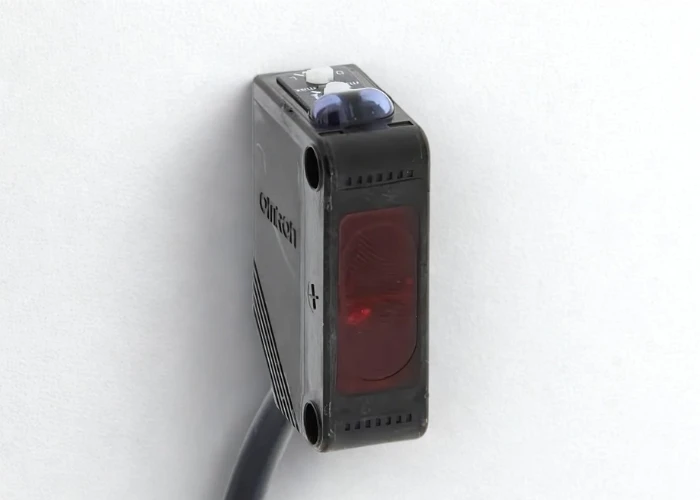 Omron E3Z-D61 photoelectric sensor compact design industrial use